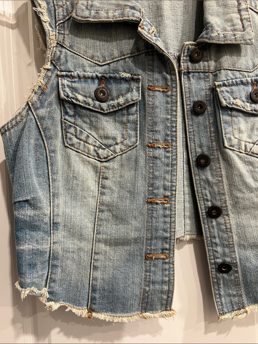 Junior’s Light Wash Cropped Denim Vest - Picture 4 of 5